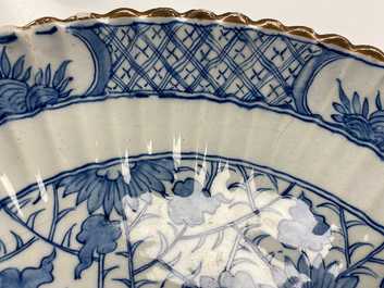 Een geribde blauw-witte Delftse chinoiserie 'draken' schotel, 18e eeuw